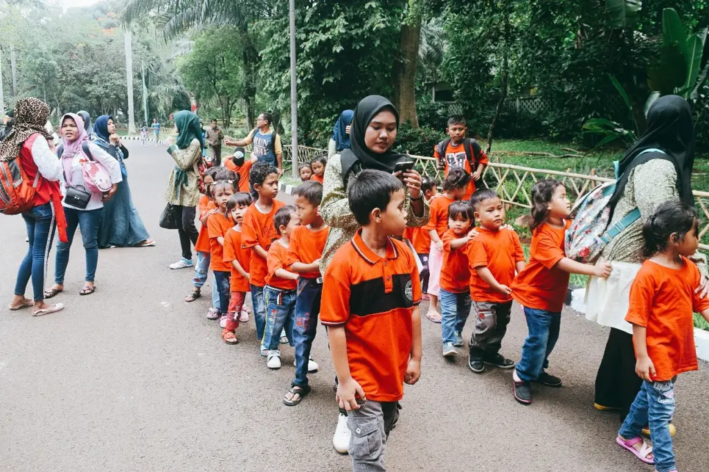 Murid TKK KSPA UNJ Jatinegara berbaris dengan tertib untuk melanjutkan perjalanan ke tempat binatang selanjutnya