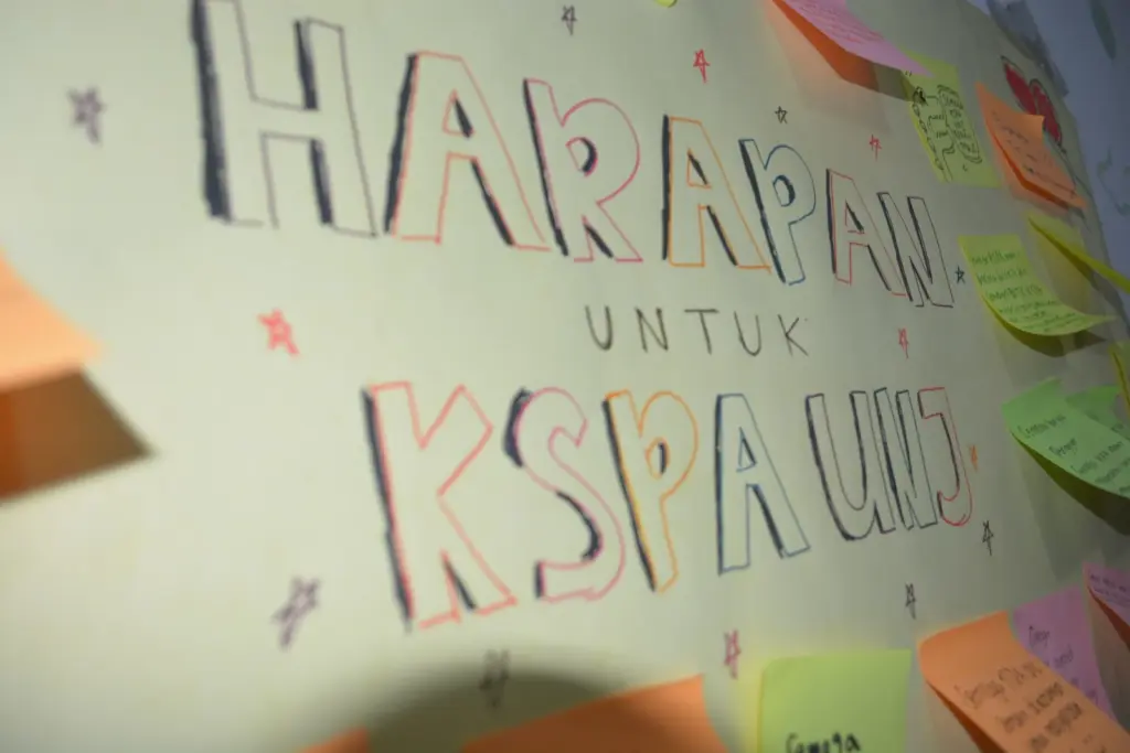 Semua tamu yang hadir menulis harapan-harapan untuk KSPA UNJ