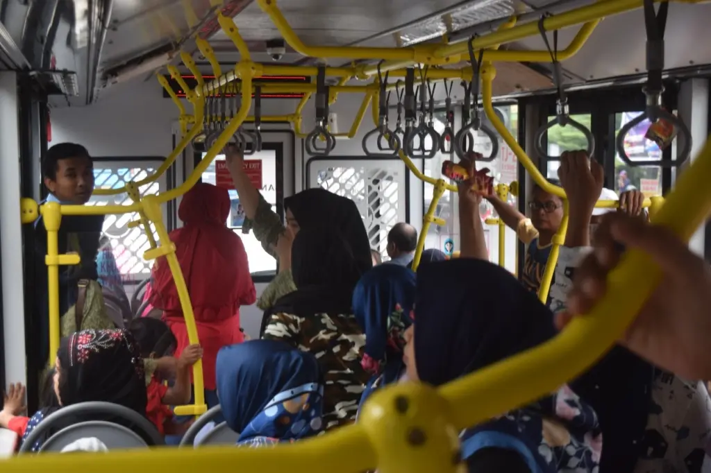 Suasana keberangkatan di TransJakarta 1