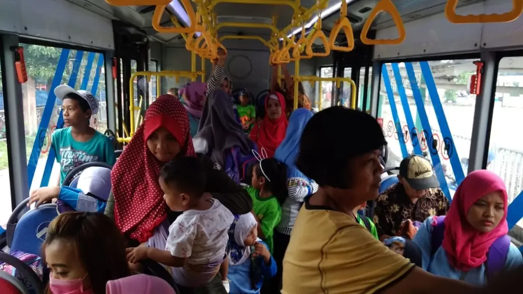 Suasana keberangkatan di TransJakarta 2